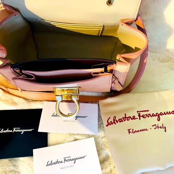 SOLD’hostpick Stunning Salvatore Ferragamo "Mini" Top Handle Handbag - Picture 2 of 7